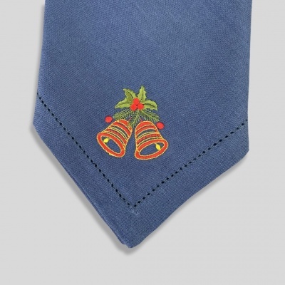 Gravata azul com sinos vermelhos bordados na ponta