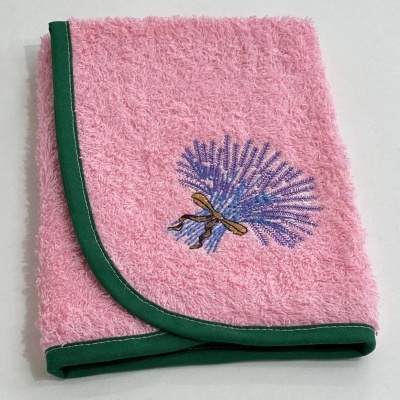 Toalha rosa felpuda com bordado lilás e bordas verdes