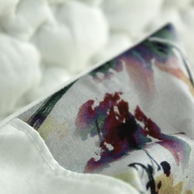 Almofada estampada e colchão branco acolchoado