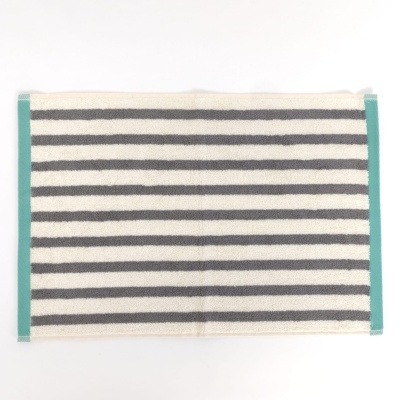 Toalha retangular com riscas cinzentas e brancas e bordas verdes
