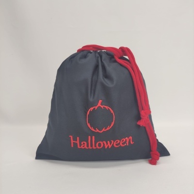 Saco preto com cordão vermelho e bordado de abóbora e texto Halloween