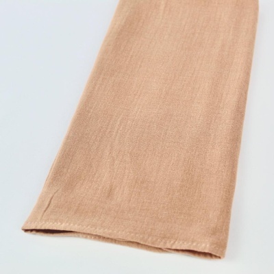 manga de tecido bege claro com costura na extremidade