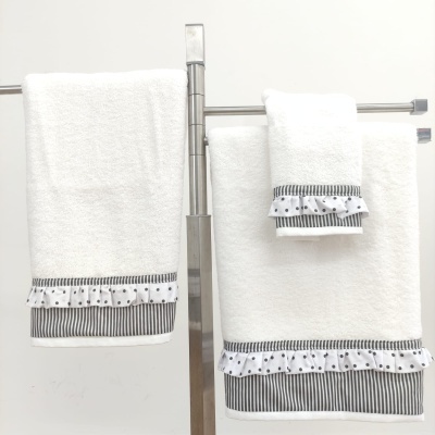 Conjunto de toalhas brancas com bordado listrado preto e branco e volante com bolinhas pretas