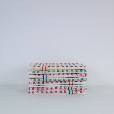 Três panos de cozinha empilhados com padrão de quadrados coloridos