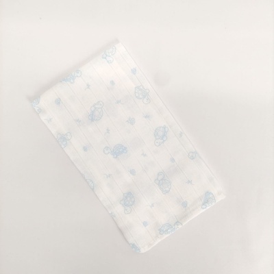 fralda branca com padrão de ursinhos azuis e corações