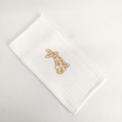 Toalha branca com bordado dourado em tecido texturizado