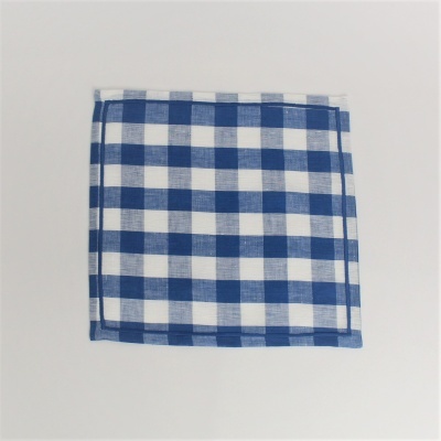 Lenço quadrado azul e branco xadrez em fundo branco