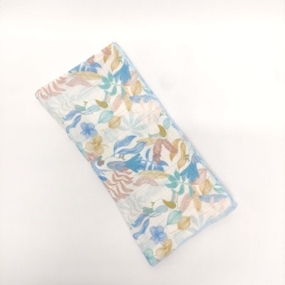 faixa ou toalha com padrão floral em cores suaves