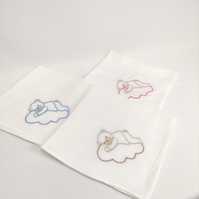 Paninhos brancos com bordados de ursinhos azuis, rosa e bege em nuvens