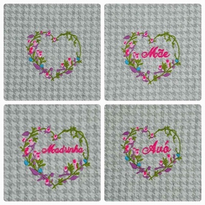 Quatro bordados decorativos com coração floral e palavras em rosa sobre tecido cinzento