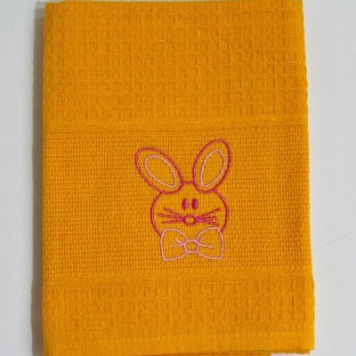 Toalha amarela com bordado de coelho