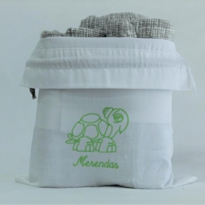 Saco branco com desenho de tartaruga verde e tecido cinzento dentro