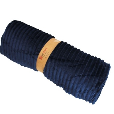 Manta azul escura enrolada com faixa de papel e etiqueta AG TEXX