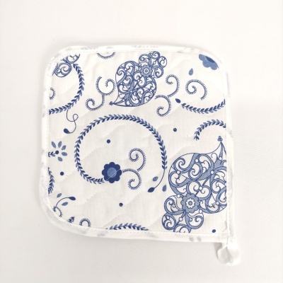 Pano de cozinha quadrado branco com padrão azul decorativo