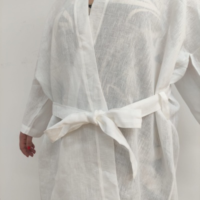 Robe branco transparente com cinto amarrado na cintura e mangas compridas