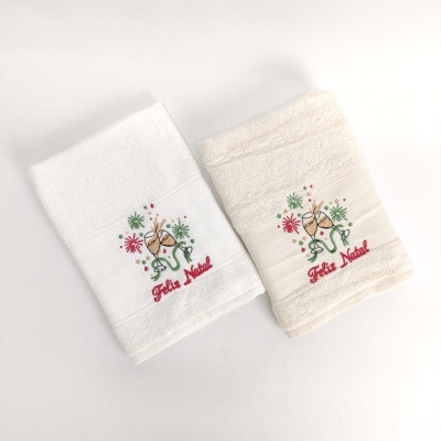 Duas toalhas bordadas com tema de Natal e texto 'Feliz Natal'