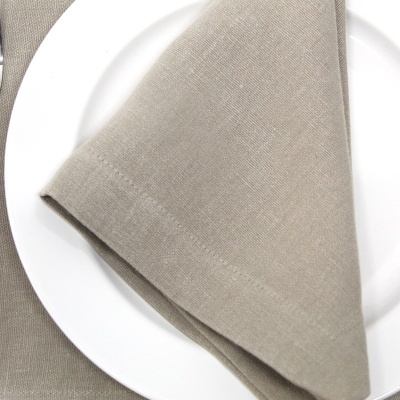 Guardanapo bege sobre prato branco