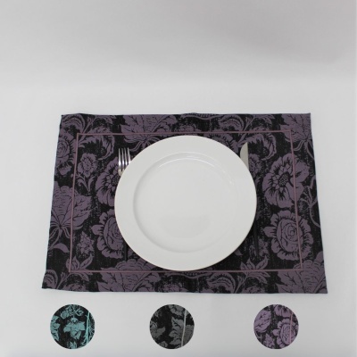 Jogo americano floral roxo e preto com prato branco e talheres