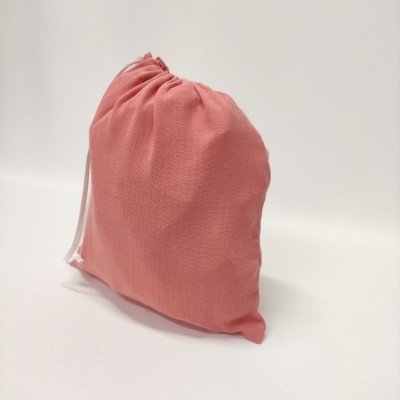 Saco cor-de-rosa em tecido com cordão branco
