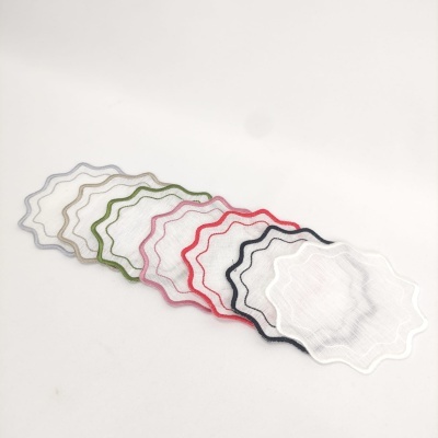 Bases de copo onduladas em várias cores sobre fundo branco