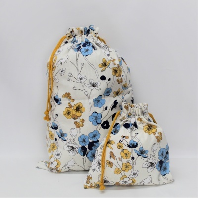 Dois sacos de tecido com padrão floral azul e amarelo