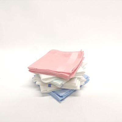 Toalhetes de tecido empilhados em várias cores