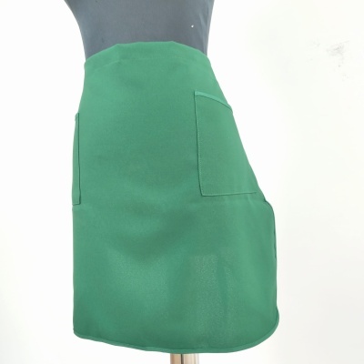 Saia curta verde com bolsos frontais em manequim cinza