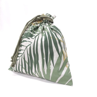 Saco de tecido com padrão de folhas verdes, bege e branco com cordão cinza