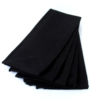 Guardanapos de tecido negros, lisos e dobrados