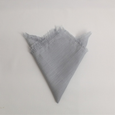 Lenço cinza claro com bordas desfiadas sobre fundo branco