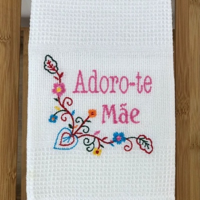 Toalha branca bordada com texto 