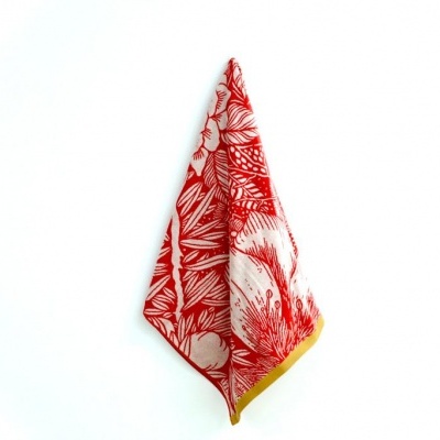 Pano de cozinha vermelho e branco com padrão floral pendurado