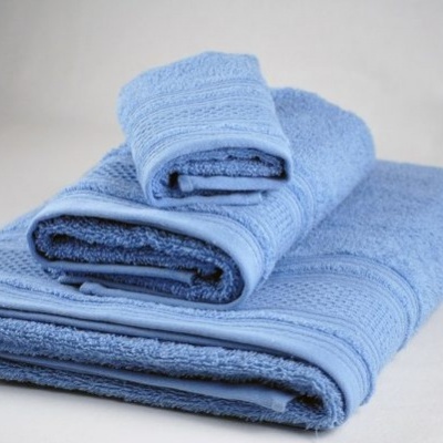 Conjunto de toalhas azuis com textura felpuda e faixas horizontais