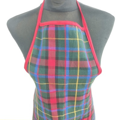 Avental de tecido com padrão xadrez colorido e bordas vermelhas em manequim preto