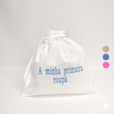 Saco branco com cordão e bordado azul