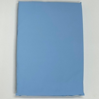 Envelope azul claro em papel fosco sobre fundo branco