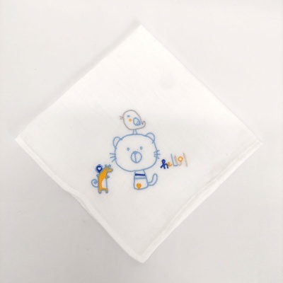 Pano branco com bordado de urso, pássaros e texto 'hello'