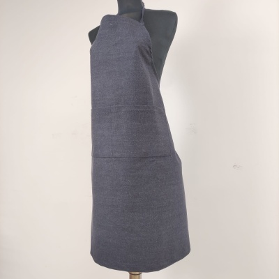 Avental cinzento escuro com textura fina num manequim preto