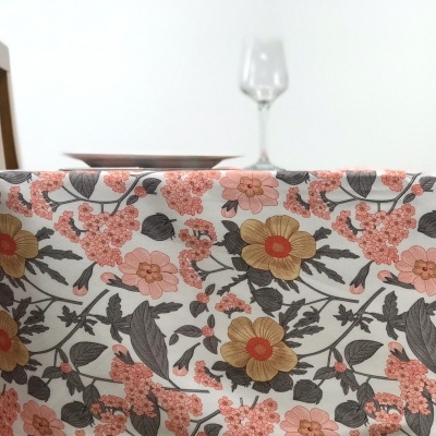 Toalha de mesa branca com padrão floral colorido