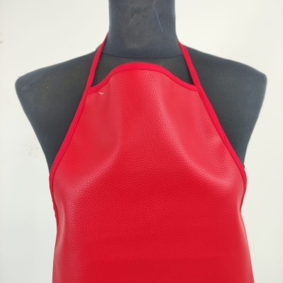 Avental vermelho sintético texturizado num manequim preto