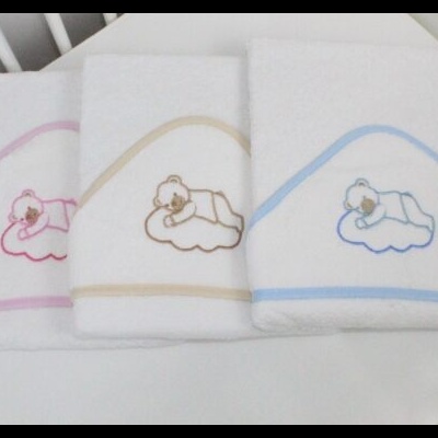 Toalhas de bebé brancas com ursinhos bordados em rosa, bege e azul