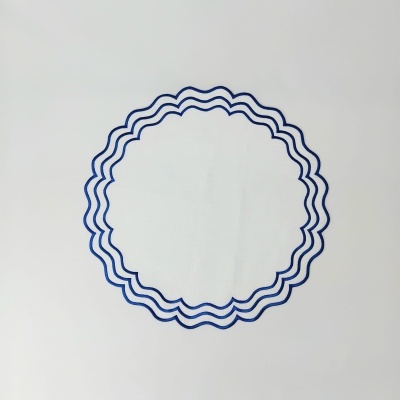 Tecido branco com padrão circular de linhas onduladas azuis