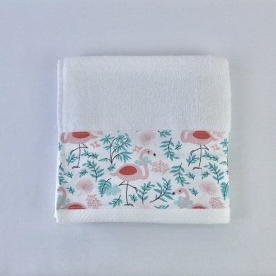 Toalha branca com faixa decorativa de flamingos e plantas em rosa e verde