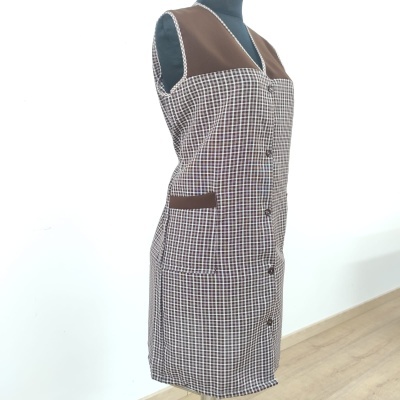 Vestido ou avental xadrez castanho com bolsos e botões