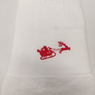Toalha branca com bordado natalício vermelho
