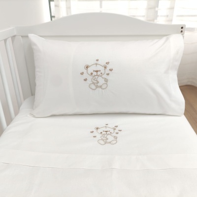 Roupas de cama para bebé brancas com bordado de ursinho castanho claro