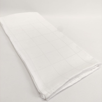 Toalha branca quadriculada dobrada