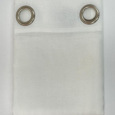 Cortina branca de tecido com argolas metálicas