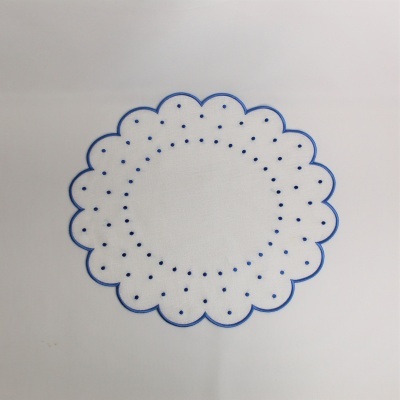 Toalhinha branca com borda ondulada azul e pontos azuis