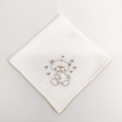 Fralda branca com bordado de ursinho e corações em bege